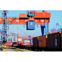 4835_0800 Beladung eines Güterzugs mit Containern - wartender Containerzug auf den Bahngleisen. | 
